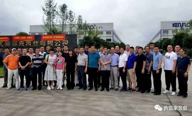与会人员在遵义米兰官方站网页版-米兰online中国有限公司大门口合影留念